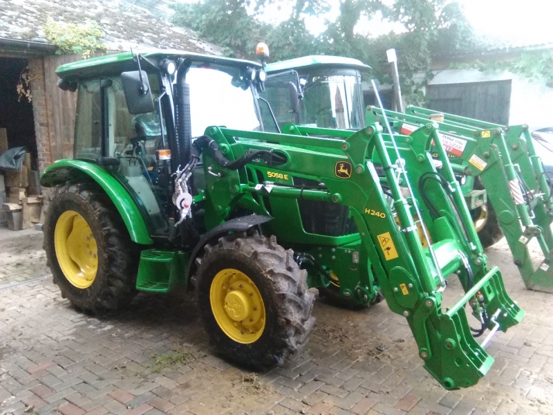 John Deere 5058E