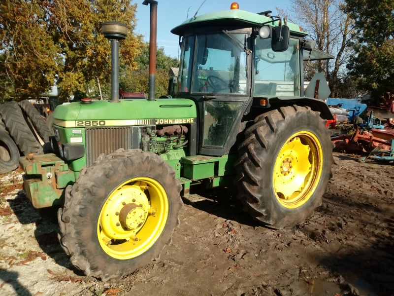 John Deere 2850