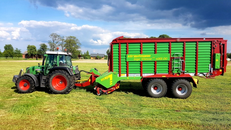 Fendt 414 Vario & Strautmann Giga Vitesse 4001 DO