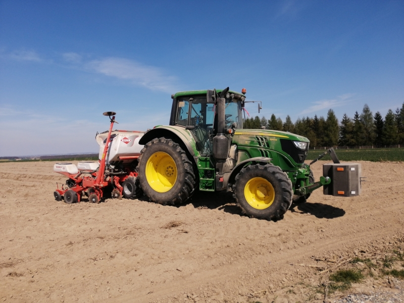 John Deere 6110M z Kuhn Maxima 2ts