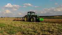 John Deere   6150R + Kverneland EM100