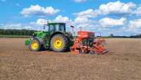 John Deere 6195M i Kuhn Sitera 3030