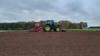 John Deere 6195M i Kuhn Sitera 3030