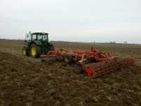 JD 6140R & KUHN HXL 44