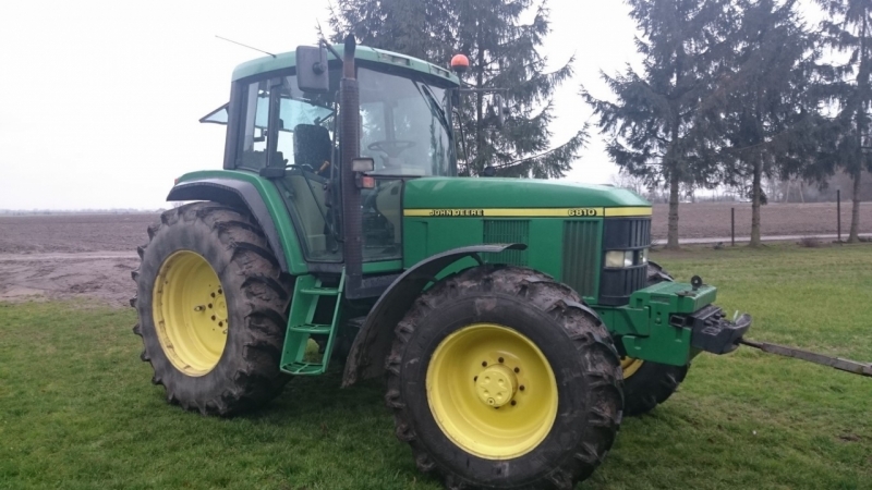 John Deere 6810