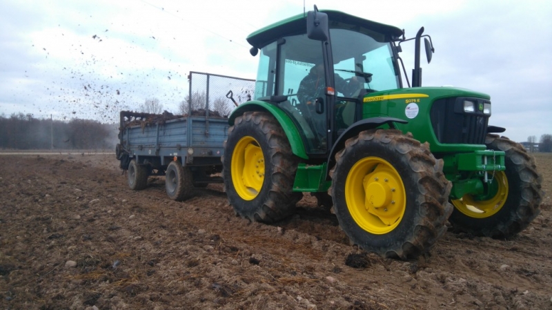 John Deere 5075E