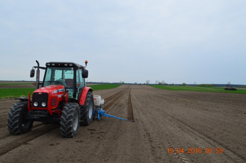 Massey Ferguson 5435 & Monosem NG4 Plus