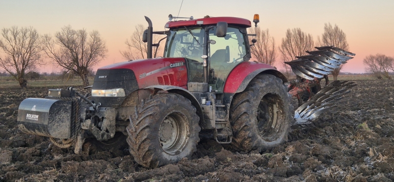 Case Puma 215 & Kuhn Varimaster 152