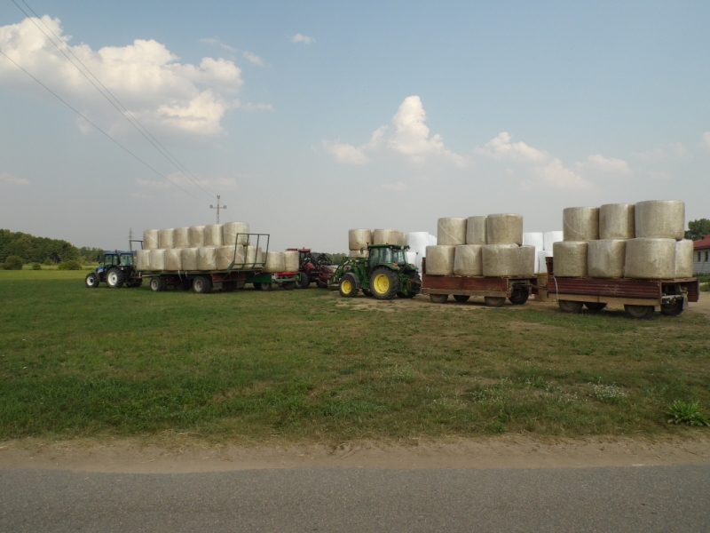 John Deere 5080R z przyczepami