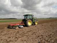 John Deere 5080R + brona talerzowa