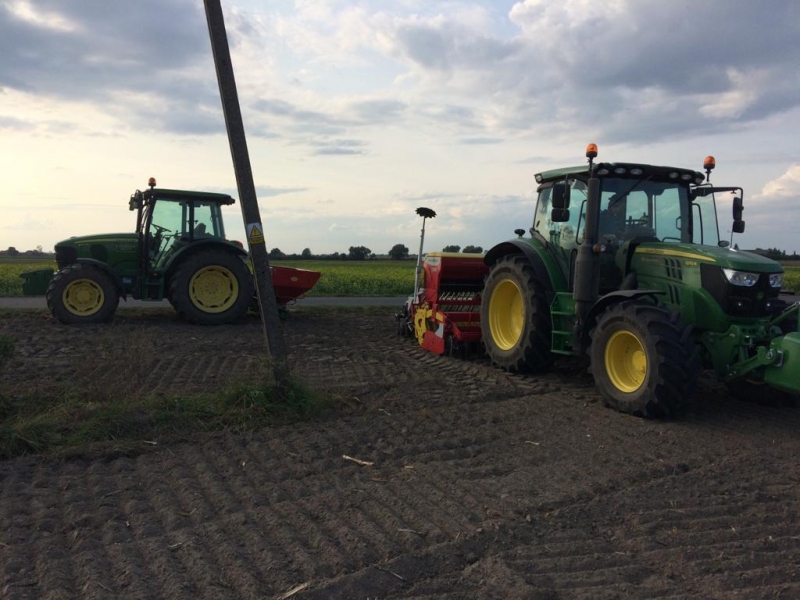 John Deere 6110R + 5100M + Pottinger Vitasem 302A + Unia MX