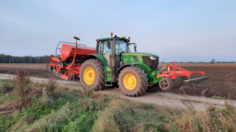 John Deere 6195M  i Kuhn Sitera 3030