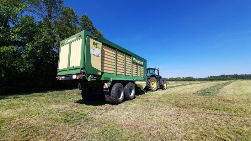 John Deere 6195M i Krone MX370GD