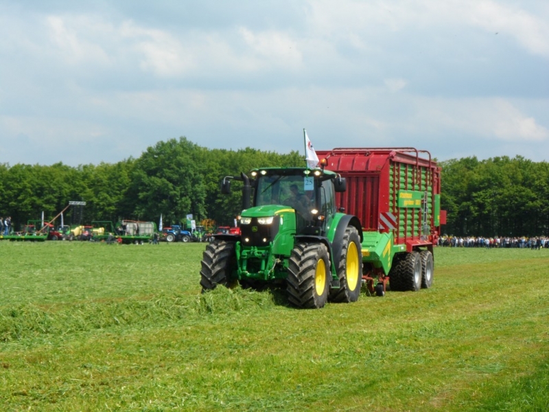 John Deere 6210R & Strautmann