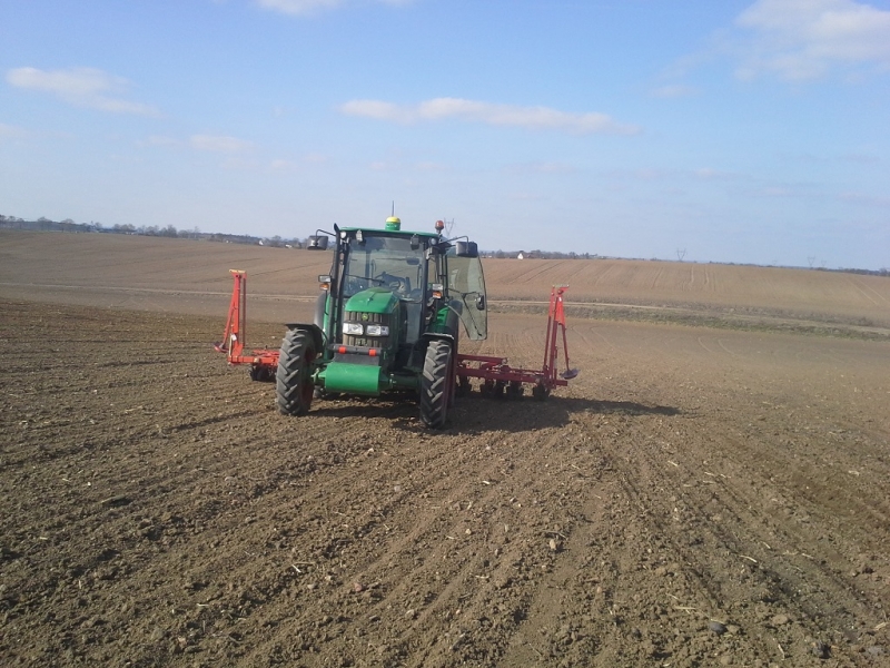 John Deere R5100 i Kverneland monopil