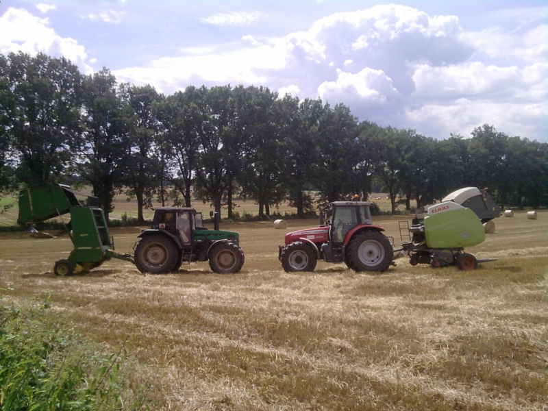 Massey Ferguson 6480 + Claas Variant 360 VS Same Laser 110 + John Deere 550