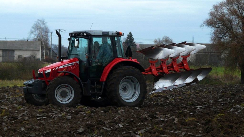 Massey Ferguson 5450 + Kuhn