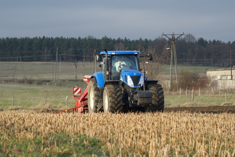 New Holland T7030 AC + Horsch express 3 TD