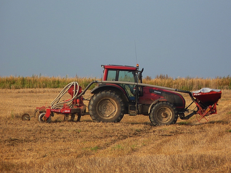 Valtra T131 & HE-VA Sub-Tiler , Kverneland Accord DF-1