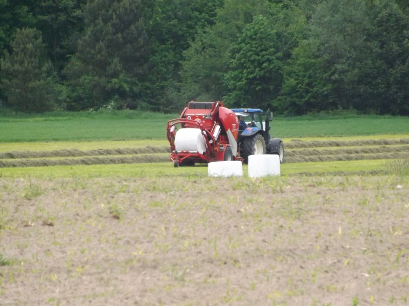 New Holland T6030 Plus & Lely Welger RP445 Tornado