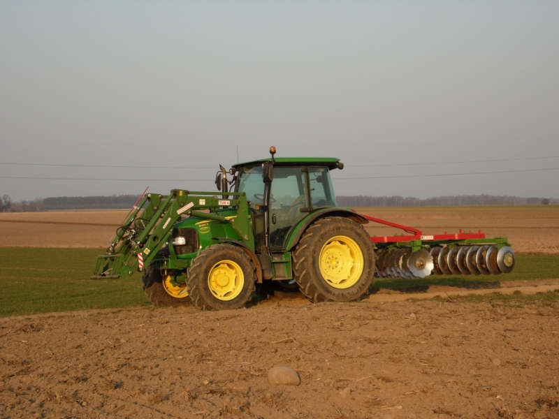 John Deere 5080R z broną talerzową.