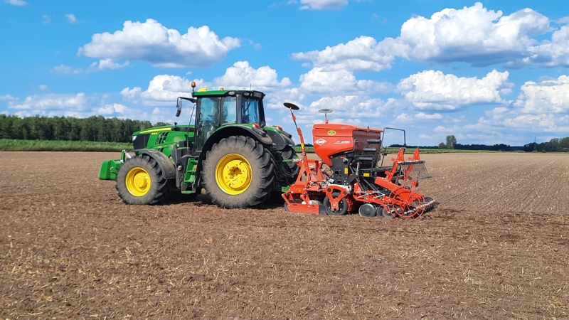 John Deere 6195M i Kuhn Sitera 3030