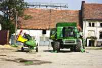 John Deere T670