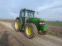 John Deere 6810