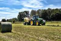 John Deere 6150M + Krone Comprima