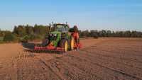 John Deere 6195M i Kuhn Sitera 3030